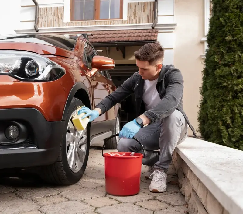 Lavage auto à domicile Saint-Pierre-dels-Forcats : professionnel intervenant sur un véhicule